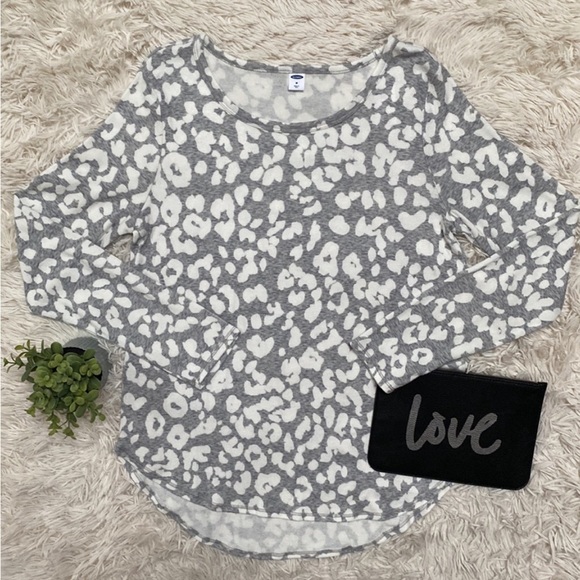 🌸3/$25 Old Navy Gray & White Leopard Print Top, Long Sleeve Tee, Size M - Picture 2 of 14